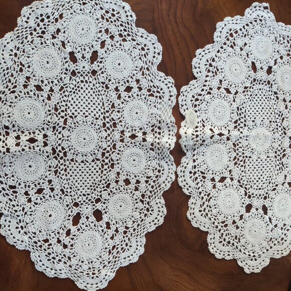2 White Crocheted Placemat Doilies - Picture 1 of 3
